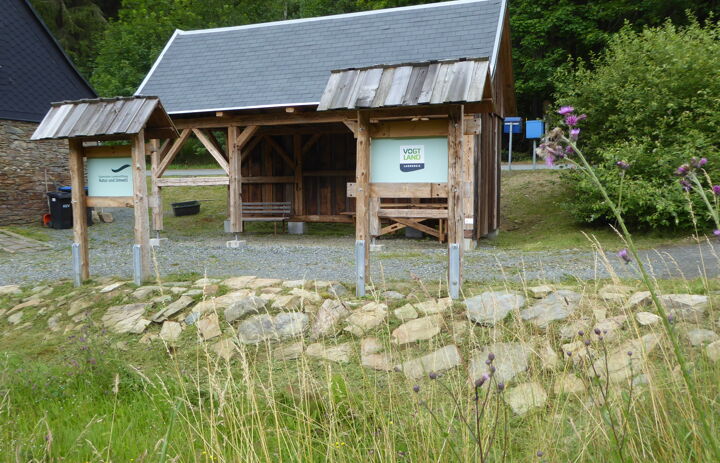 Infopunkt der Flussperlmuschelstation im Raunerbachtal  mit Schautafel