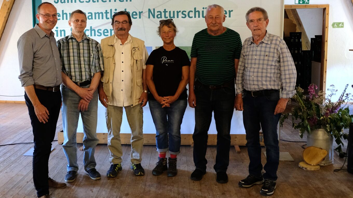 Umweltminister Wolfram Günther mit ausgezeichneten Ehrenamtlern im Naturschutzdienst