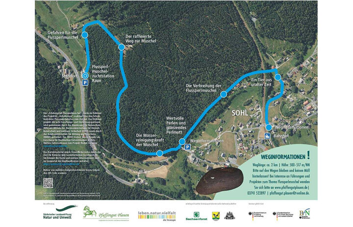 Eine blaue Linie zeichnet den Erlebnispfad Flussperlmuschel auf einer Satelliten-Aufnahme in Vogelperspektive durch den Wald nach. An einzelnen Stationen werden Zusatzinformationen beschrieben.