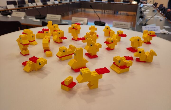 man sieht verschiedene kleine Enten aus Lego, welche alle Mitglieder aus den gleichen Bauteilen gebaut haben - Link: Landesarbeitsgemeinschaft BNE am 16. September 2026