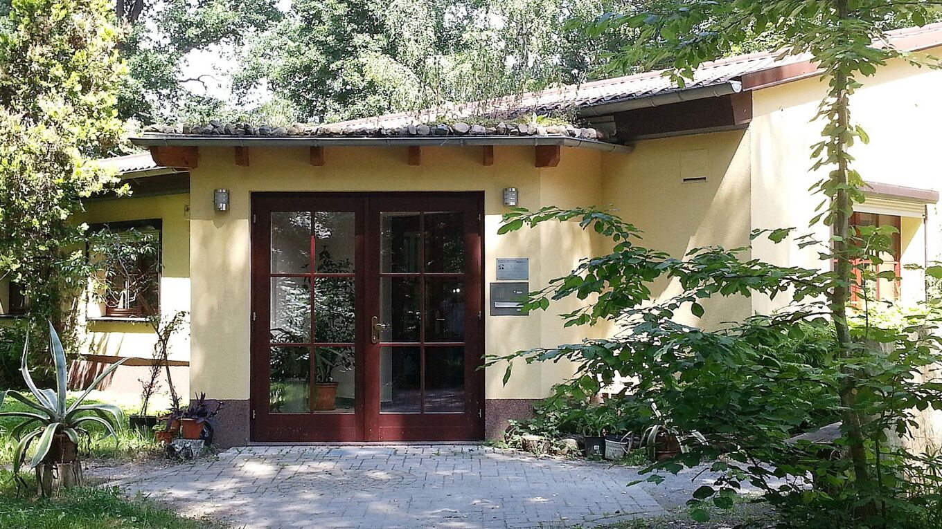 Zu sehen ist der Eingang des Gebäudes der Ökologischen Station in Borna-Birkenhain.