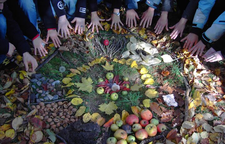 Ein herbstliches Mandala aus Naturmaterial wie Blätter, Zweige, Äpfel. - Link: Freiwilliges Ökologisches Jahr – alle Stellen besetzt