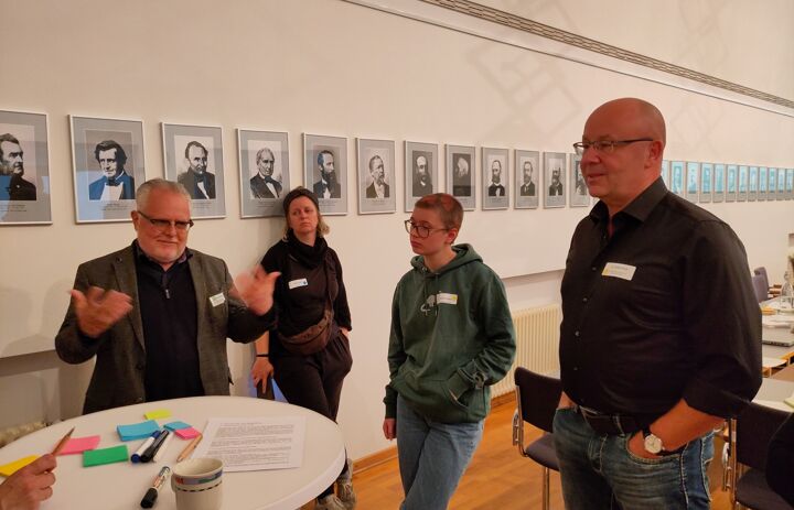 Diskussion an der Pinwand.