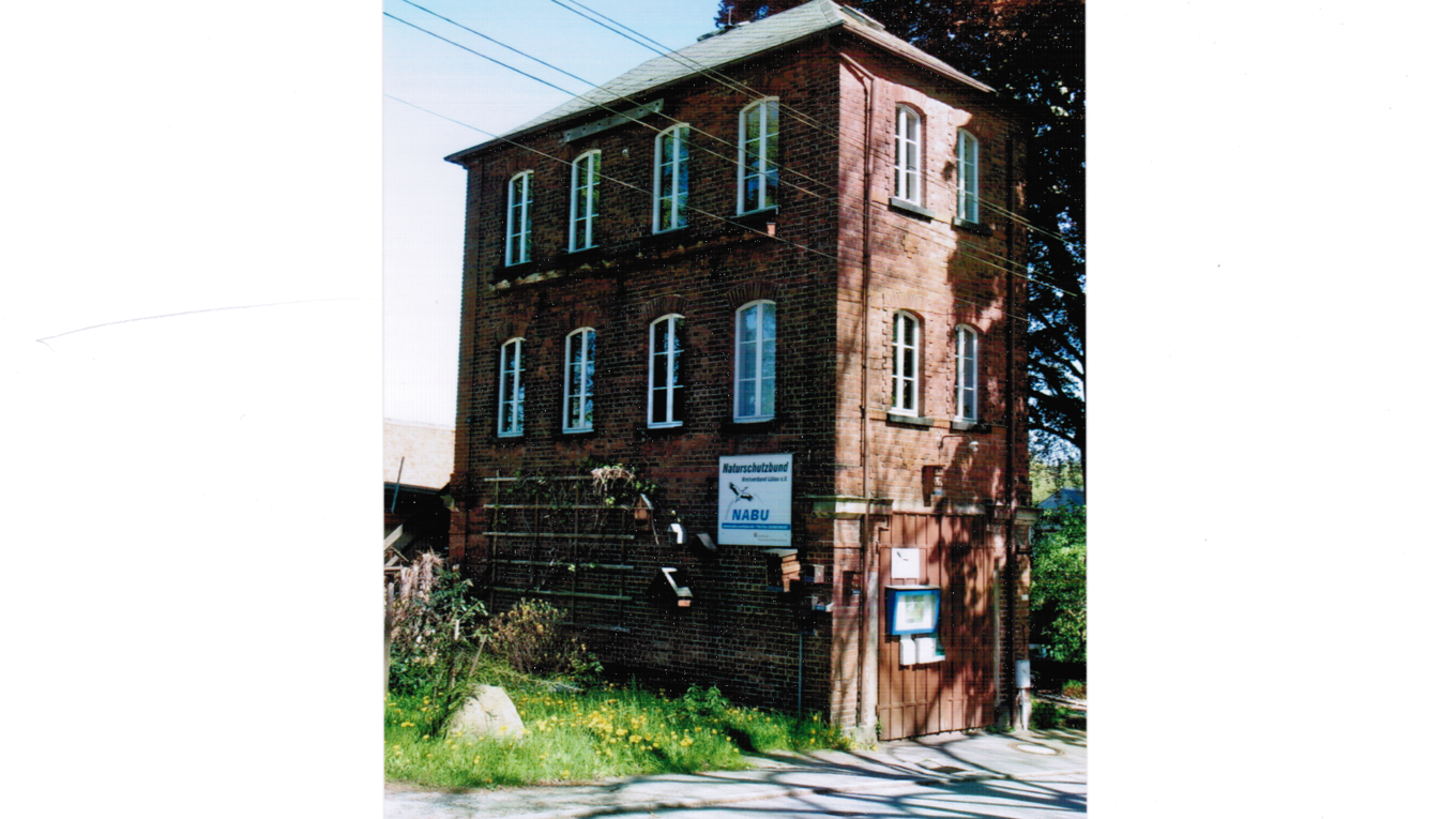 Das Gebäude auf dem Bild ist eine ehemalige Feuerwache, die nun als NABU Naturschutzstation dient.