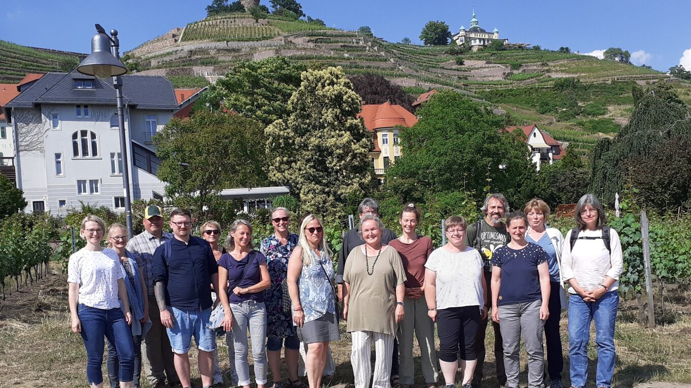 Teilnehmer ZNL-Kurs Elbland-Meißen vor den Weinbergen in Radebeul