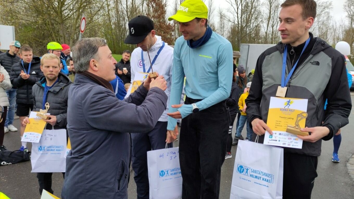 Stiftungsdirektor Robert Clemen den Siegern überreicht die Medaillen