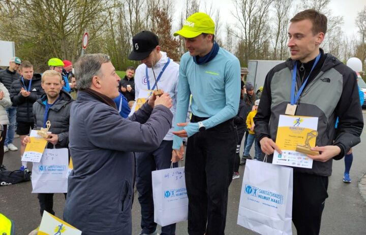 Stiftungsdirektor Robert Clemen den Siegern überreicht die Medaillen