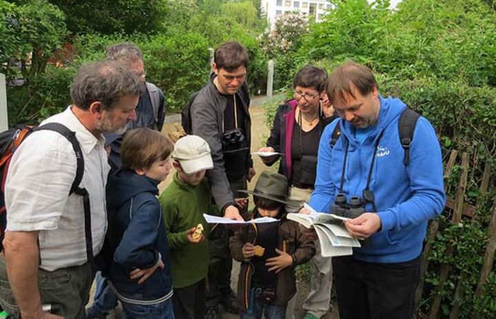 Das Bild zeigt Teilnehmer einer Exkursion der NABU-Naturschutzstation Stadt und Aue Leipzig.