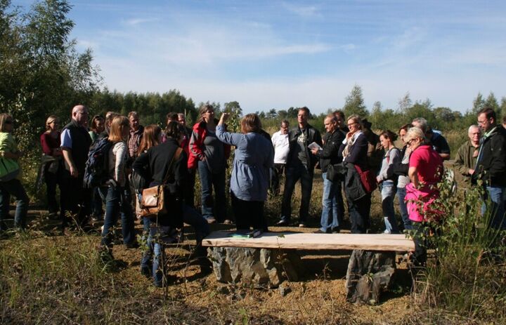 Viele Personen bei einer Wanderung in die Bergbaufolgelandschaft - Link: Bundesweiter NaturErlebnisTag in Sachsen
