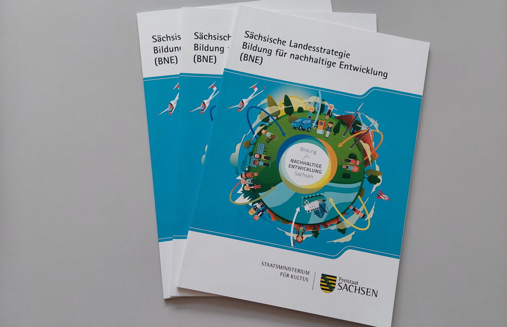 Abbildung dreier Broschüren des Staatsministeriums für Kultus des Freistaats Sachsen zum Thema: Sächsische Landesstrategie Bildung für Nachhaltige Entwicklung.