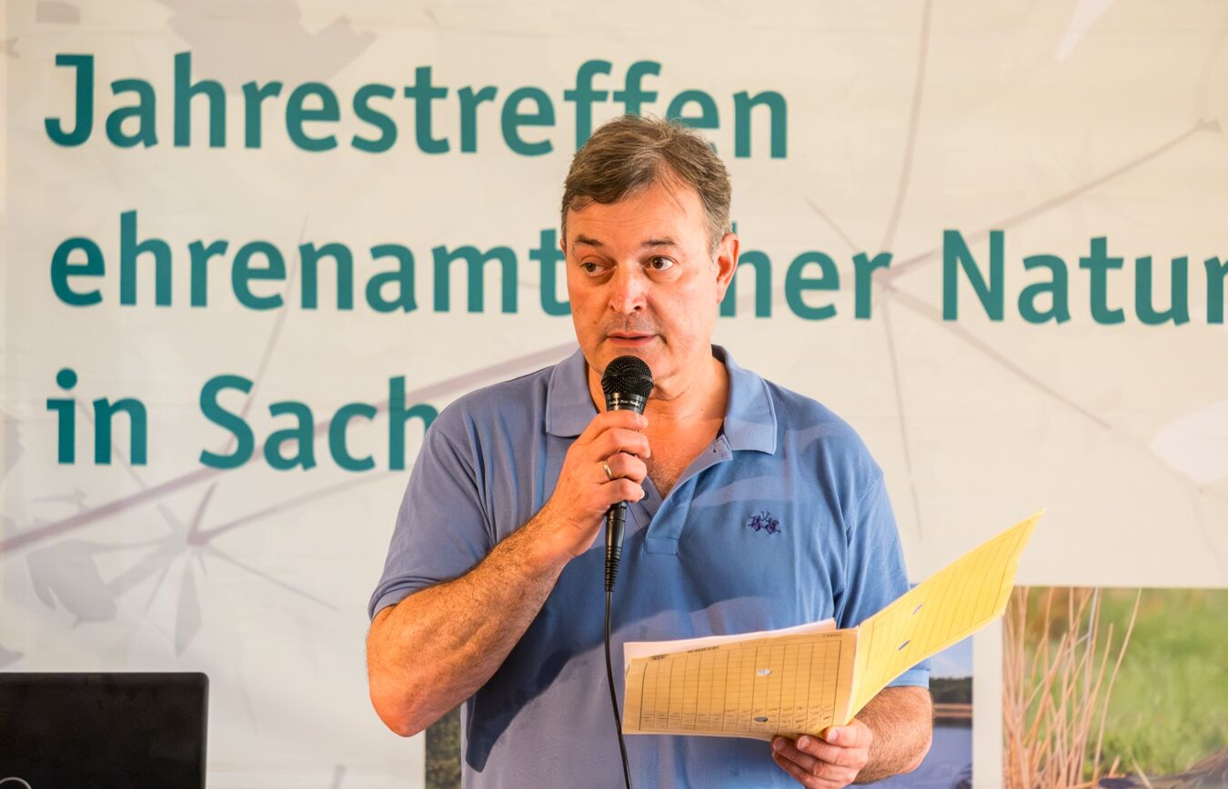 Stiftungsdirektor Robert Clemen begrüßt die Ehrenamtlichen im Naturschutzdienst