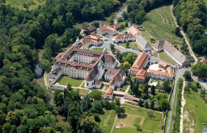 Man sieht das Gebäude des IBZ St. Marienthal, Kloster als Luftbild