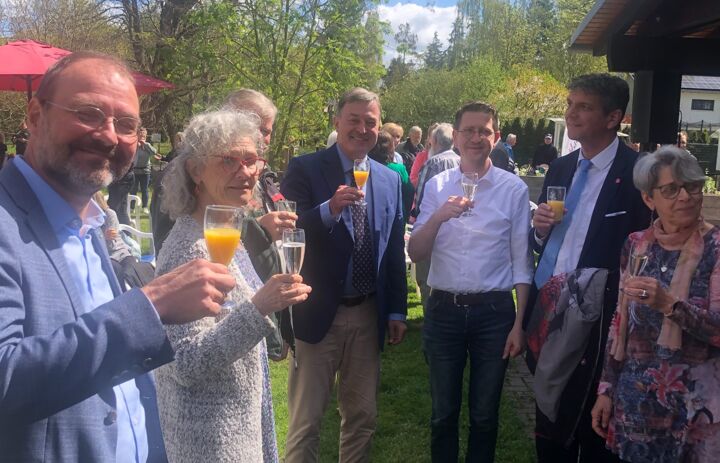 Die Gäste der Feier stoßen auf das Jubiläum an