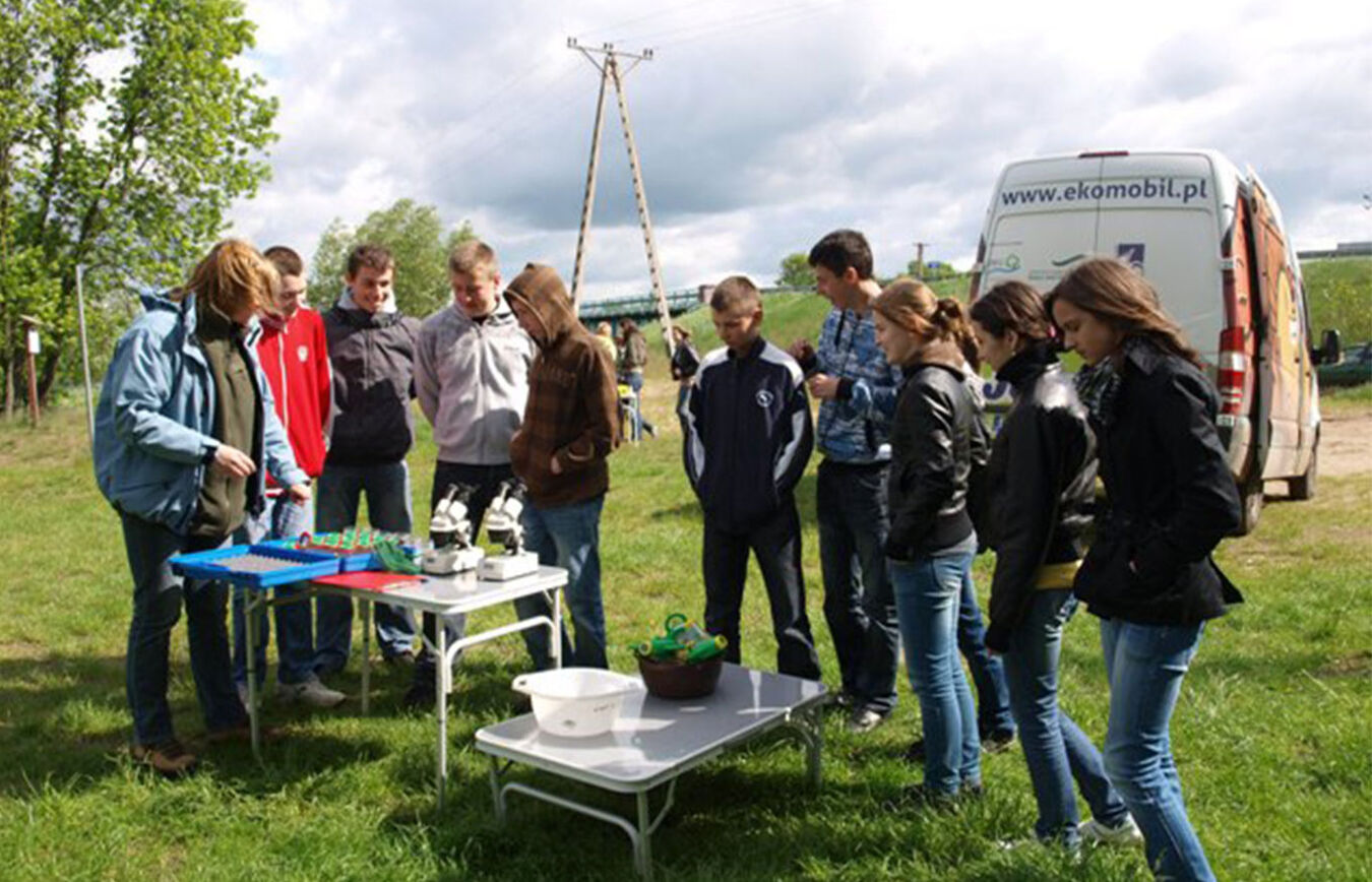 Jugendliche lernen mit dem Umweltmobil Polen
