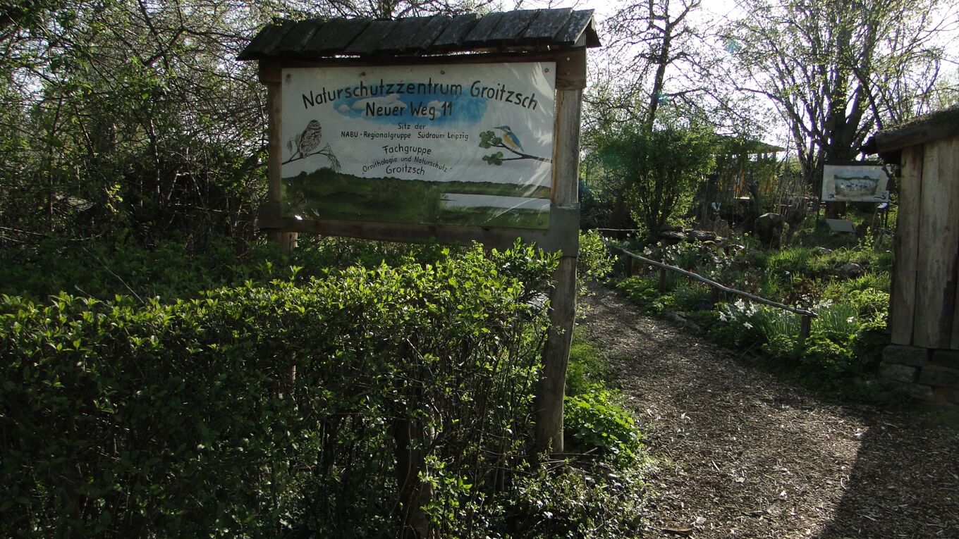 Das Bild zeigt das Eingangsschild des Naturschutzzentrums Groitzsch.