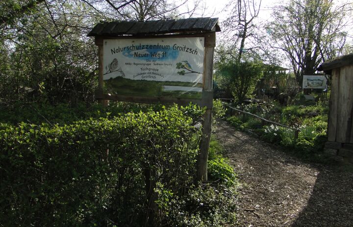 Das Bild zeigt das Eingangsschild des Naturschutzzentrums Groitzsch. - Link: NABU Naturschutzzentrum Groitzsch