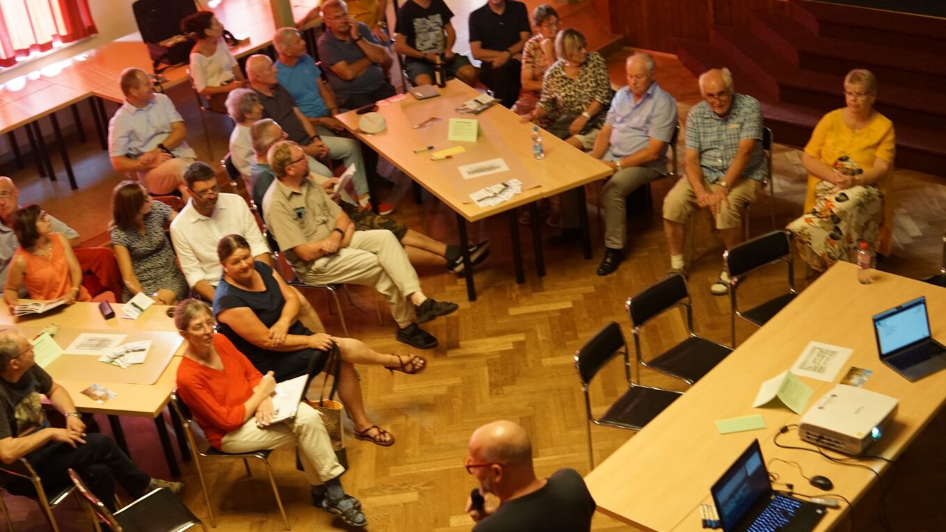 Diskussion 1. Bürgerdialog in Wechselburg Diskussion beim 1. Bürgerdialog in Wechselburg am 28. August 2024
