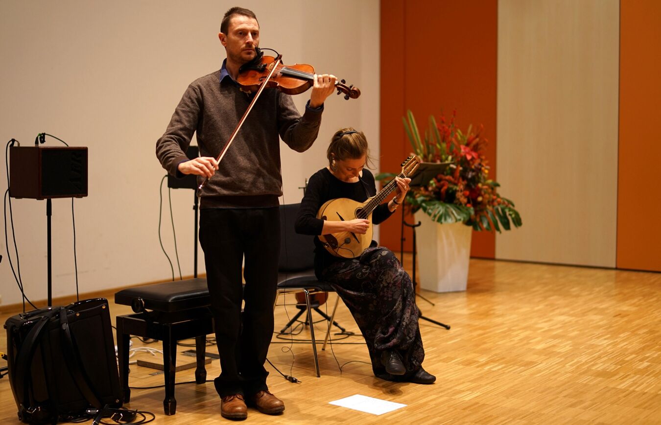 Musikalische Begleitung durch das Klezmer-Duo Azind