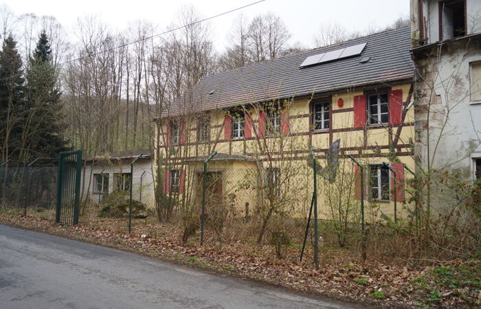 Fledermausquartier bei Dohna. Ein gelbes Fachwerkgebäude.