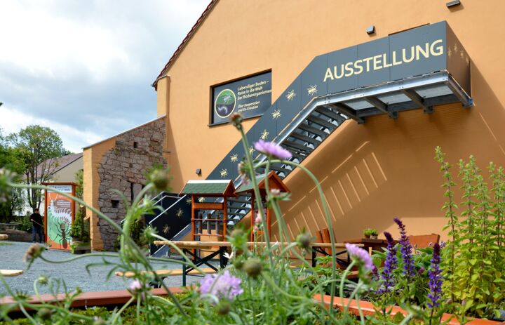 Gebäude von außen wo die Ausstellung drin ist