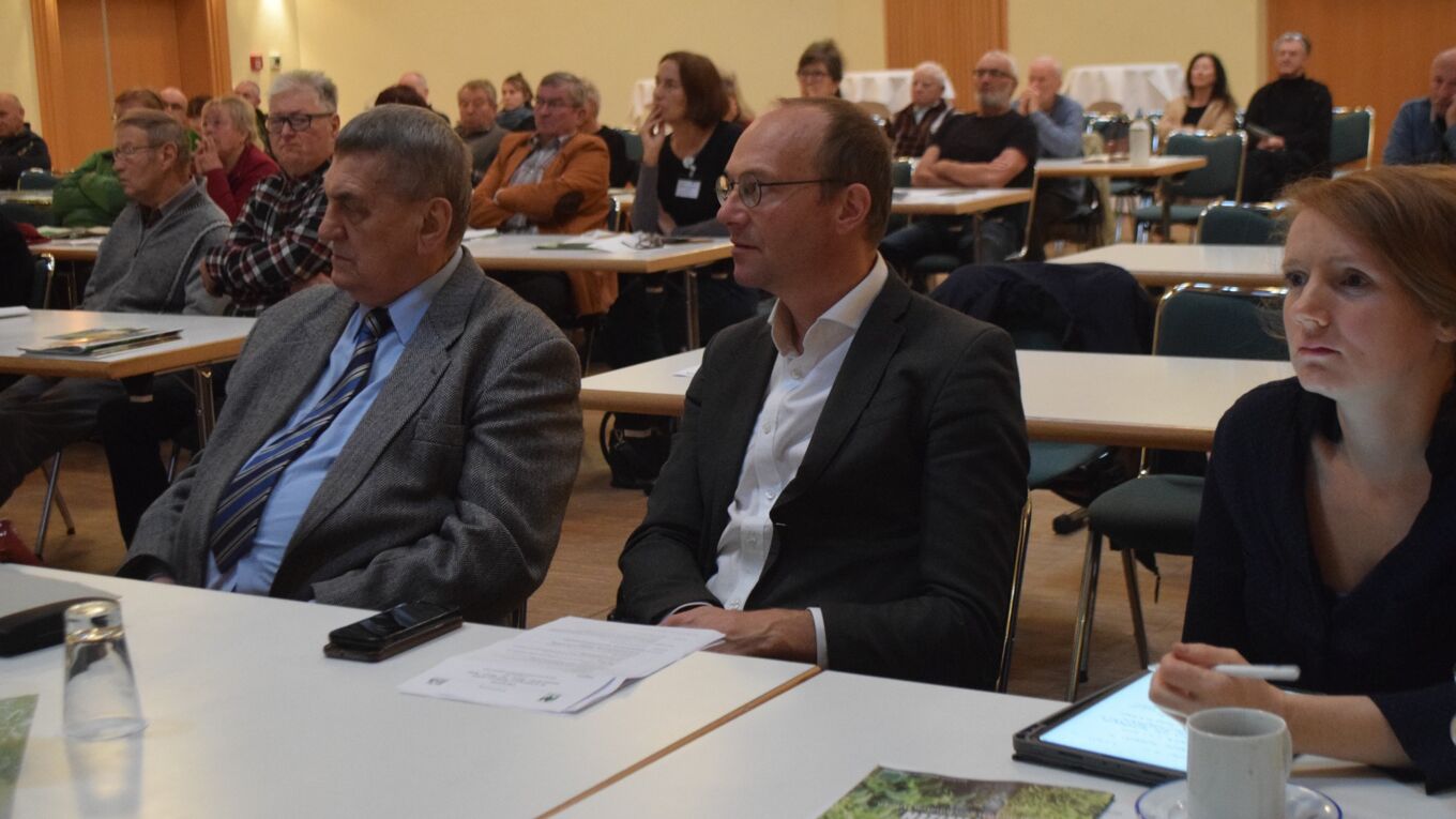 Sachsens Landwirtschaftsminister Wolfram Günther sitzt unter den Teilnehmern des Fortbildungskurs Ökologischer Landbau in Bad Düben