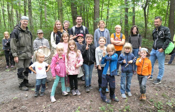 Gruppenbild der JuNa-Gruppe aus Chemnitz und ihren Eltern im Wald