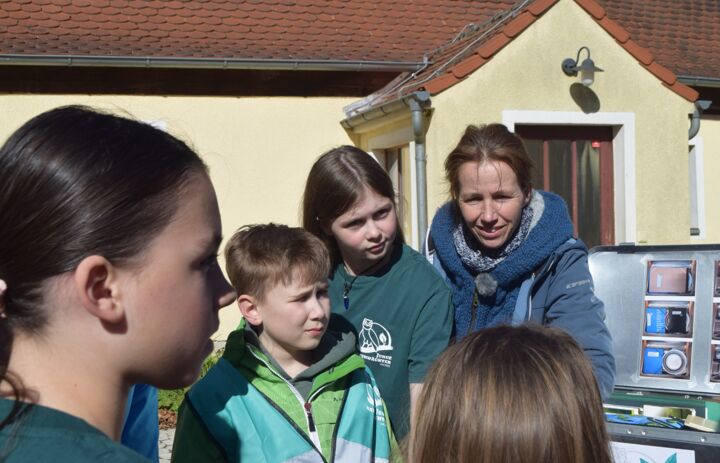 Kinder und Jugendliche beim Kennenlernen der einheimischen Amphibien