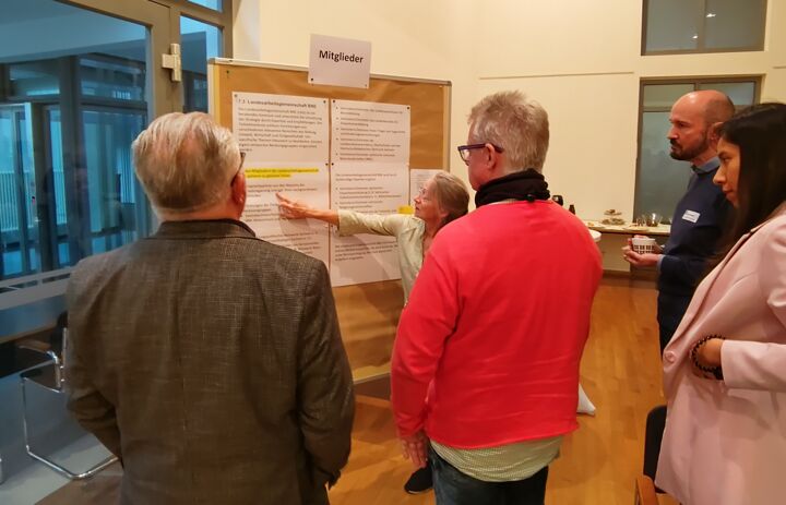 Diskussion an der Pinwand.