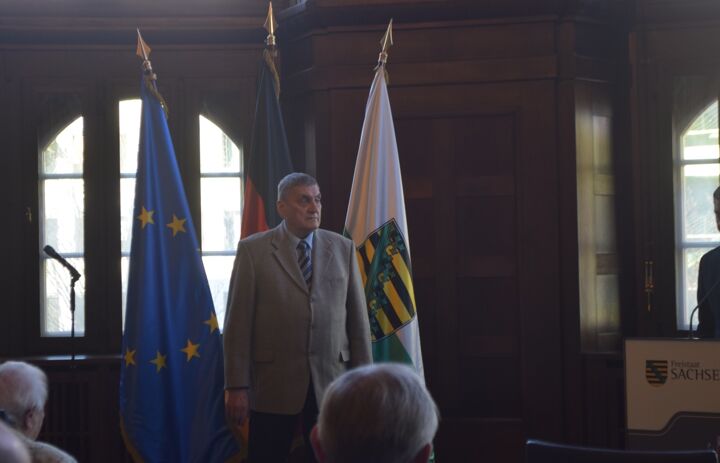Roland Einsiedel bei der Verleihung des Bundesverdienstkreuzes in der Staatskanzlei - Link: Öko-Landbau-Pionier aus der Dübener Heide erhält Bundesverdienstkreuz