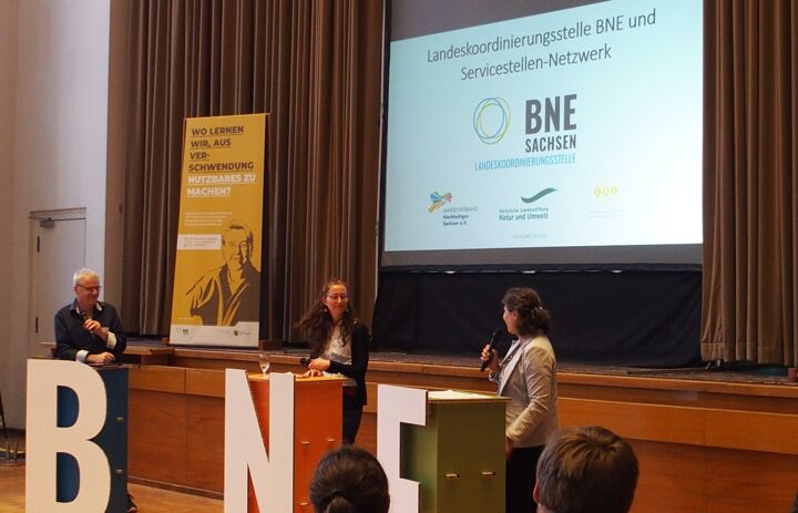 Herr Elsässer (LVNS), Frau Dr. Wohlfahrt (ENS) und Frau Pohlack (LaNU) stellen gemeinsam die neue Landeskoordinierungsstelle BNE vor