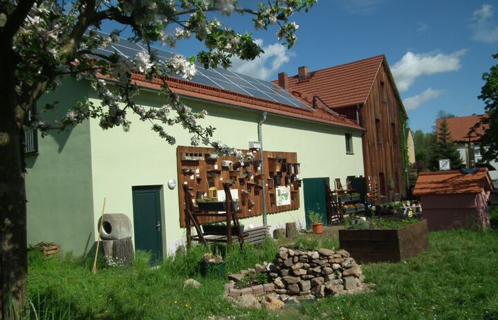 Das Bild zeigt das Gebäude der Ökologischen Station Naundorf in Nordsachsen. An der Wand sind verschiedene Nistkästen zu sehen. - Link: Grüne Welle Umweltverein e.V., Ökologische Station Naundorf