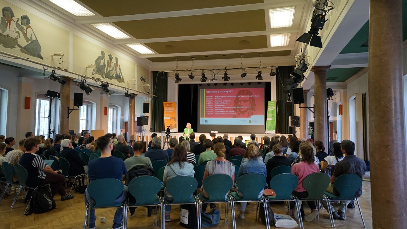Eröffnung Fachtag BNE 2025 Teilnehmende von hinten