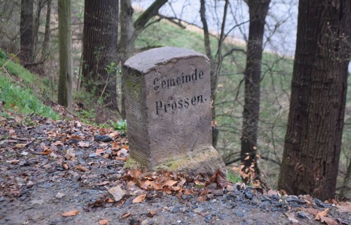 Ein Markierungsstein am Wegrand mit Gravur: "Gemeinde Prossen"