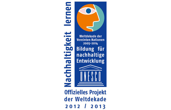 Ein Logo auf dem unter anderem steht "Nachhaltigkeit lernen - Offizielles Projekt der Weltdekade 2012 / 2013" und "Bildung für nachhaltige Entwicklung".