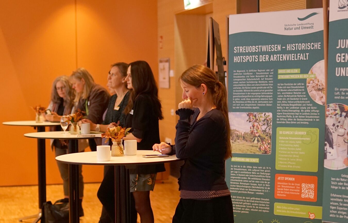 Tagungsteilnehmerinnen vor der neuen LaNU-Ausstellung