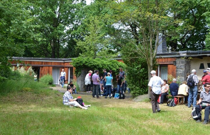 Zu sehen sind zahlreiche Besucher auf dem Gelände der Naturschutzstation Gräfenhain in Königsbrück.
