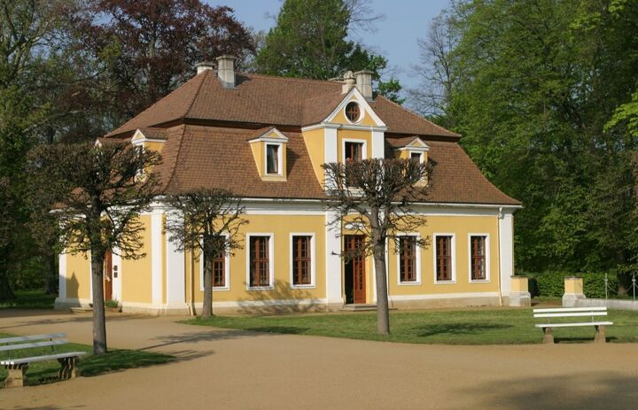Zu sehen ist die in einem Pavillon des Schlossparks Neschwitz untergebrachte Naturschutzstation.