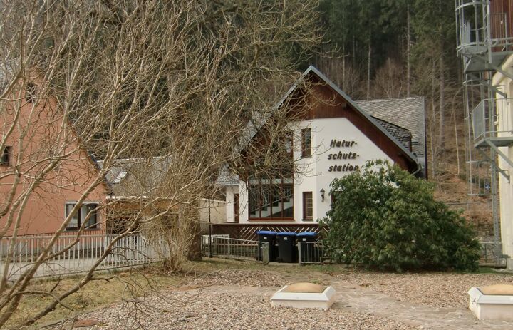 Das Bild zeigt das Gebäude der Naturschutzstation Pobershau, die vom Zweckverband Erzgebirge/Vogtland betrieben wird. - Link: Zweckverband Naturpark "Erzgebirge/Vogtland"
