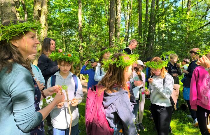 Kinder sind bei einem Workshop im Wald unterwegs