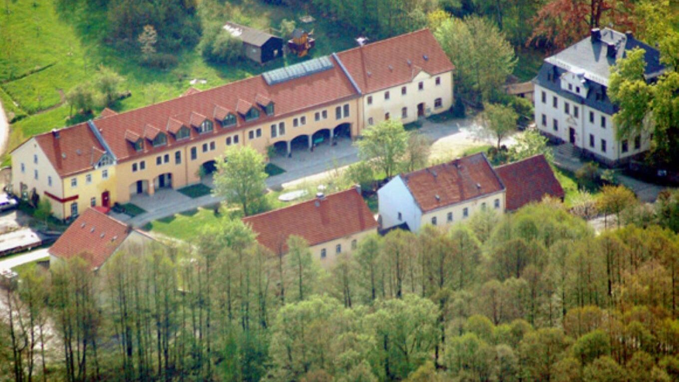 Luftbild der Gebäude des Natur- und Umweltzentrums Vogtland in Falkenstein