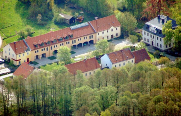 Luftbild der Gebäude des Natur- und Umweltzentrums Vogtland in Falkenstein - Link: Natur- und Umweltzentrum Vogtland