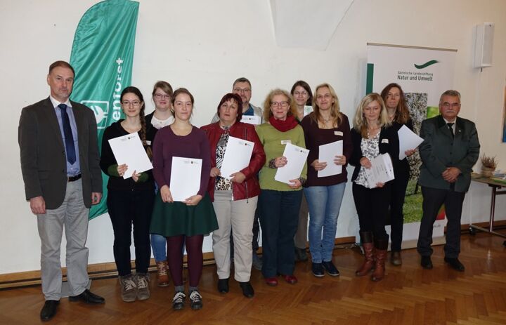 Gruppenfoto von Teilnehmer:innen des Lehrgangs. - Link: Zertifizierte Waldpädagogen für Sachsens Wälder