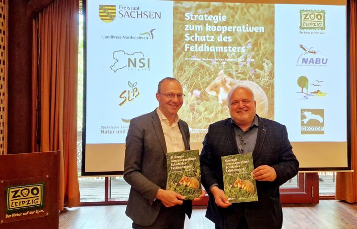 Staatsminister Günther und Prof. Junhold präsentieren die neue Schutzstrategie (Foto: Zoo Leipzig)