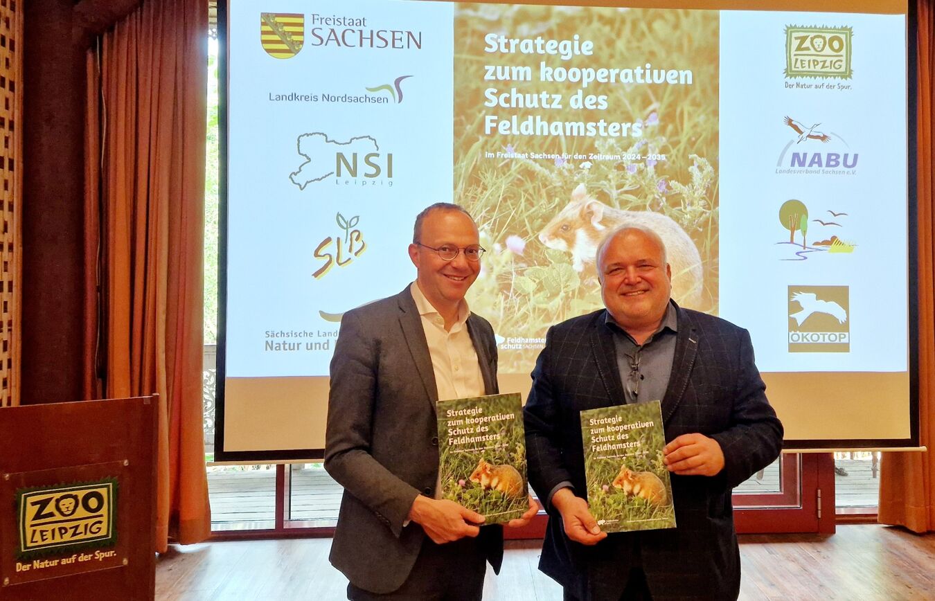 Staatsminister Günther und Prof. Junhold präsentieren die neue Schutzstrategie (Foto: Zoo Leipzig)