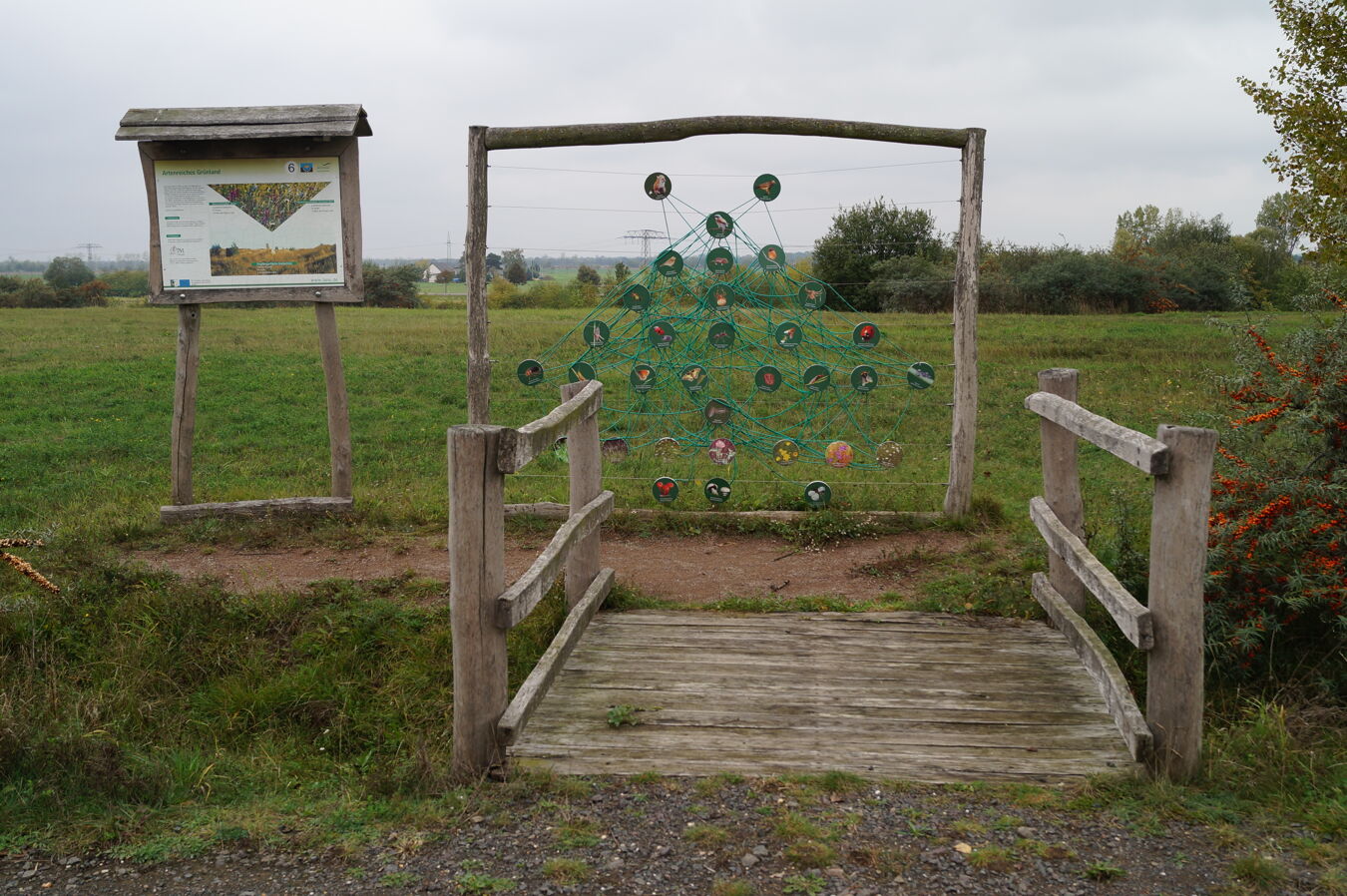 Lehrtafel und Mobile in der Bergbaufolgelandschaft Grabschütz