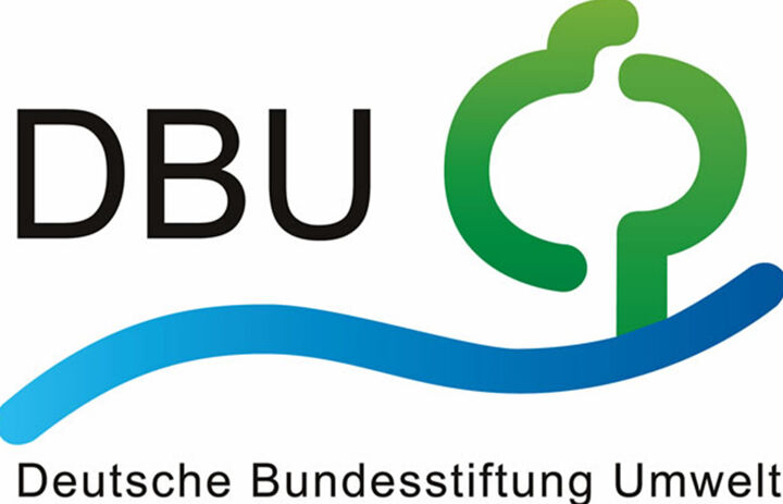 Das Logo der DBU mit dem Schriftzug "Deutsche Bundesstiftung Umwelt" und einem grünen, stilisierten Baum und blauer, geschwungener Linie.