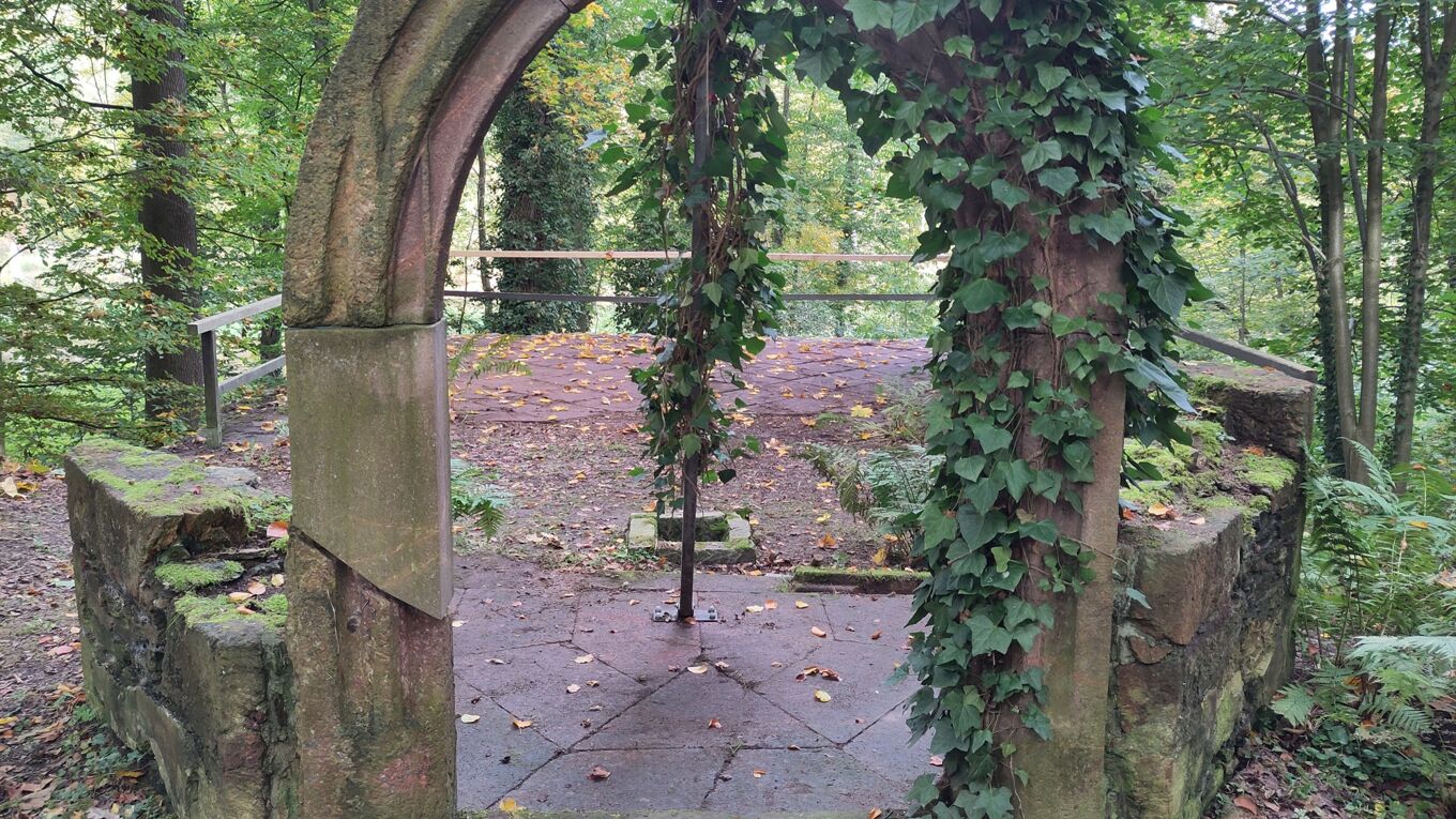 Kapelle im Schlosspark Wechselburg nach Reinigungsarbeiten