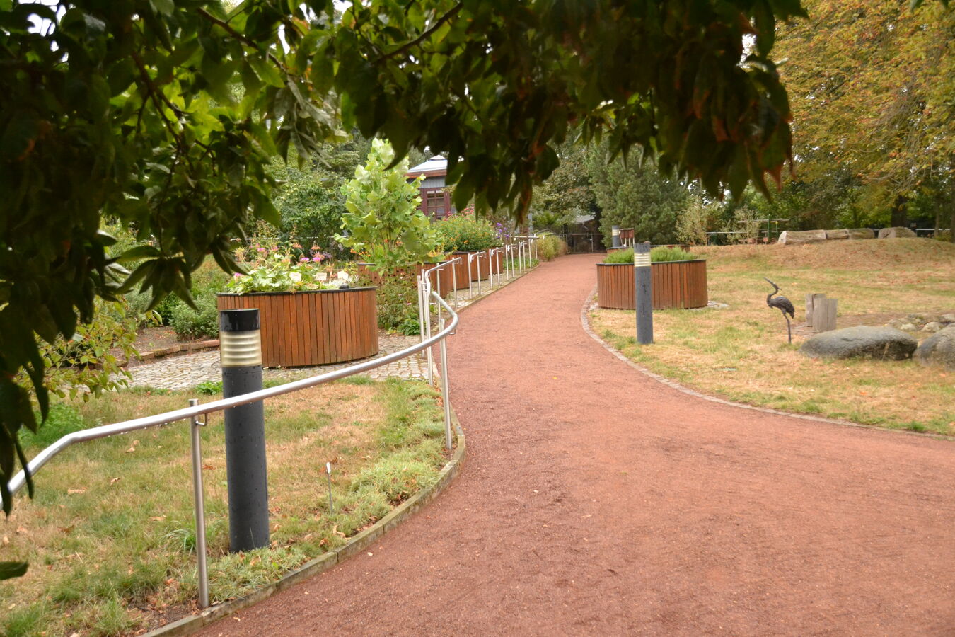 Weg und blindengerechtes Geländer im Botanischen Blindengarten Radeberg,