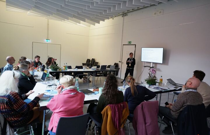 Lydia Speich stellt ihre Bachelorarbeit zum Botanischen Garten Bad Schandau vor