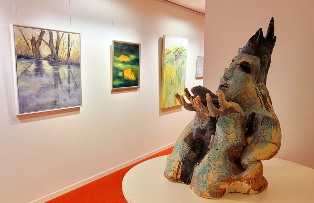 Werke aus der Aktion "Kunst trifft... Flussperlmuschel" in der Galerie der Städtischen Bibliothek im Kulturpalast Dresden.